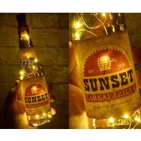 Sonnenuntergang Sarsaparilla Lampenflasche - Videospiel Nachbau Led Nachtlicht Cosplay Requisite Glas Bierflasche Apokalypse Kostüm Waffe von DigitalWasteland