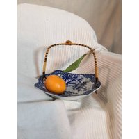 Kleine Schale Aus Porzellan Mit Bluer Bemalung Und Rattan-Griff|Vintage 70S von Dingezumlieben