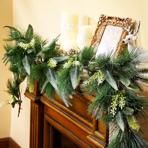 Dingion Künstliche Weihnachtsgirlande aus Eukalyptus und Kiefer, 1,8 m, mit Samen, Winter-Grün-Girlande, Weihnachtsdekoration für Winterurlaub, Kamin, Tischdekoration, 1,8 m Dingion Künstliche Weihnachtsgirlande aus Eukalyptus und Kiefer, 1,8 m, mit Samen, Winter-Grün-Girlande, Weihnachtsdekoration für Winterurlaub, Kamin, Tischdekoration, 1,8 m von Dingion