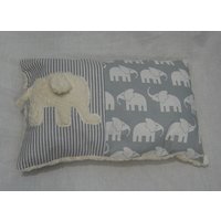 Kuschelkissen Geschenk Kind Mit Name Elefant Grau Weiss Kuscheliger Ökoteddy von Dinkelundmehr