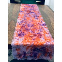 Handgefärbter Leinen Tischläufer Clemson Tigers Orange Lila Konfetti von DinnerPartyDarling