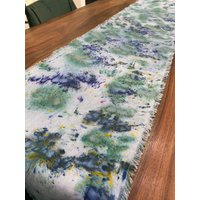 Handgefärbter Leinentischläufer Seaspray Konfetti Muster von DinnerPartyDarling