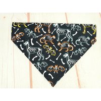 Katzenhalsband Bandana - Halloween Katzen Fledermäuse Und Hunde Mit Glow in The Dark Knochen von DinoCatBowtique