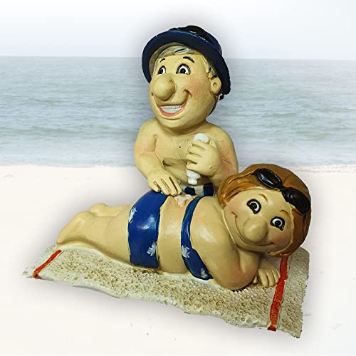 Fröhliches Urlauberpaar auf Standtuch am eincremen von Dio