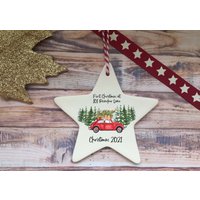 Keramik Christbaumkugel/Fröhliches Weihnachten Im Neuen Heim Rotes Auto von DiosDesigns