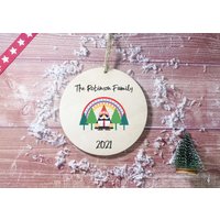 Kreis Hängende Dekoration/Regenbogen Gonk Familie Lockdown 2021 Personalisierte Nachricht Weihnachten Ornament von DiosDesigns