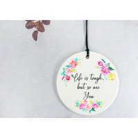 Motivationsgeschenk/Das Leben Ist Hart, Aber So Sind Sie Floraler Keramikkreis Personalisierte Nachricht Auf Der Rückseite von DiosDesigns