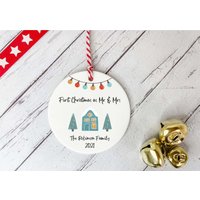 Personalisierte Baumschmuck/Keramik Hängende Kreis Dekoration Haus Weihnachten Zuerst Als Mr & Mrs Personalisiert /Weihnachtsgeschenk von DiosDesigns