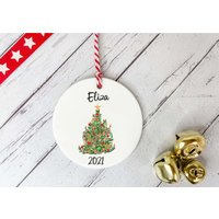 Personalisierter Baum Ornament/Keramik Hängende Kreis Dekoration Des Kindes Name Weihnachtsgeschenk von DiosDesigns