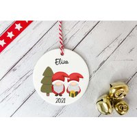 Personalisierter Baum Ornament/Keramik Hängende Kreis Dekoration Name Des Kindes Personalisierte Santa Gonk Weihnachtsgeschenk von DiosDesigns