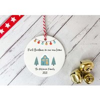 Personalisierter Baumschmuck/Blaugrünes Haus Erstes Weihnachten in Unserem Neuen Zuhause Personalisiert von DiosDesigns