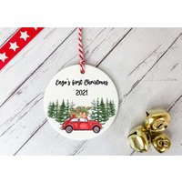 Personalisierter Baumschmuck/Keramik-Hängekreis-Dekoration Babys Erstes Weihnachten Rotes Auto Personalisiert /Weihnachtsgeschenk von DiosDesigns
