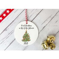 Personalisierter Baumschmuck/Keramik-Hängekreis-Dekoration Erstes Weihnachten Als Mr & Mrs Personalisierter Baum /Weihnachtsgeschenk von DiosDesigns