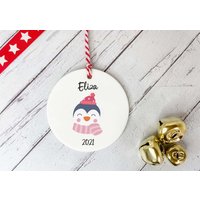 Personalisierter Baumschmuck/Keramik Hängende Kreis Dekoration Name Des Kindes Personalisiert Pinguin Weihnachtsgeschenk von DiosDesigns