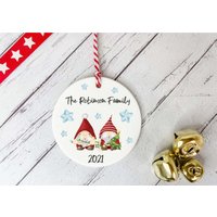 Personalisierter Baumschmuck/Keramik Hängende Kreis Dekoration Weihnachten Wichtel & Schneeflocken Familie Personalisiert /Weihnachtsgeschenk von DiosDesigns
