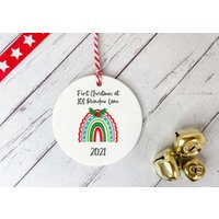 Personalisierter Baumschmuck/Weihnachten Regenbogen Erstes Im Neuen Zuhause Personalisiert Weihnachtsgeschenk von DiosDesigns