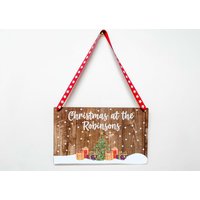 Weihnachten Bei Der Dekoration in Großbritannien/Baum & Geschenke Personalisierte Weihnachtsschilder Hängeschild Aus Dunklem Oder Hellem Holz von DiosDesigns