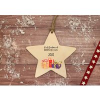 stern, Hängende Dekoration/Geschenke Weihnachtsschmuck Im Neuen Zuhause Personalisierte Christbaumkugel Helles Holz Für Weihnachten 2021 von DiosDesigns