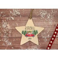 stern Hängedekoration/Rotes Auto Erstes Weihnachten Als Mr & Mrs Ornament Personalisierte Christbaumkugel 2021 Helles Holz von DiosDesigns