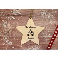 stern Hängende Dekoration/Mono Monogramm 2021 Lockdown Personalisierte Nachricht Kugel Ornament Helles Holz von DiosDesigns