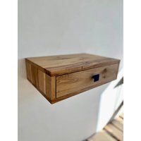 Rustikaler Schwebender Nachttisch Mit Schublade Aus Weißer Eiche Shabby Chic Für Schlafzimmer von DirdinoWoodStudio