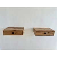 Schwebender Nachttisch 2Er Set Mit Schubladenpaar Rustikal Eiche Landhaus Holz Schlafzimmer von DirdinoWoodStudio