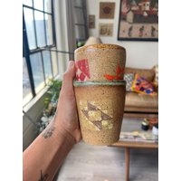 Handgefertigter Keramik Becher Quilt Quadrat Design von DishyPots