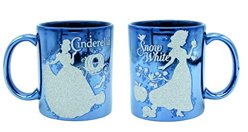 Disney Princesses Snow White & Cinderella Tasse Metallic blau, Glitterdruck, Metallicglanz, 100% Keramik, ca. 320 ml., Geschenkbox. von Joytoy