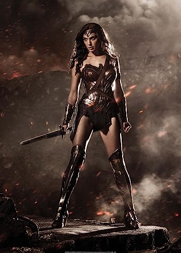 Displate - Poster aus Metall - Einfache Montage ohne Bohren - DC Comics - Batman V Superman Dawn Of Justice - Wonder Woman holding sword - Größe M - 32x45cm Matt von Displate