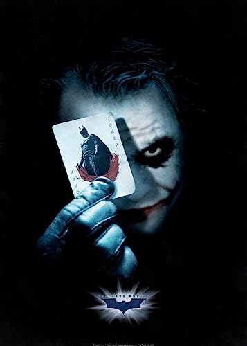 Displate - Poster aus Metall - Einfache Montage ohne Bohren - DC Comics - The Dark Knight - Joker with Batman card - Größe L - 67,5x48cm Matt von Displate