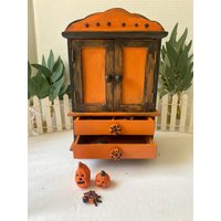 Halloween Dekor Primitive Volkskunst Neu Gestaltete Mini Truhe Handbemalt Mit Miniaturdekor von DistinctiveByDesign