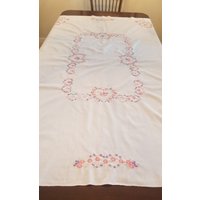 Vintage Hand Bestickt Tischdecke in Weiss Mit Pink, Grün Und Lila Blumen von DistinctiveVintageCo