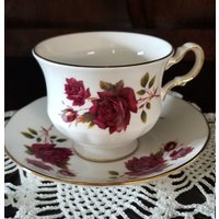 Vintage Queen Anne Teetasse Und Untertasse Rote Rose von DistinctiveVintageCo