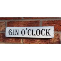 Beunruhigt Shabby Chic Gin O Clock Holzschild von DistressedPlaques