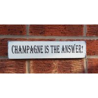 Beunruhigt Shabby Chick Hochzeit Party Champagne Ist Die Antwort Freistehende Holzschild von DistressedPlaques