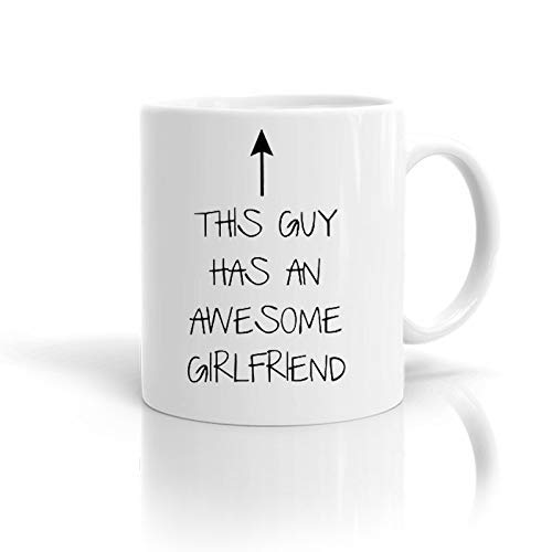 Lustige Tasse mit Aufschrift "This Guy Has an Awesome Girlfriend" von Diuangfoong