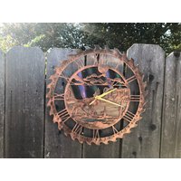 Nachtgehäul Coyote Wanduhr Metallkunst. Rustikal Kupferummantelt von Divebombersgarage
