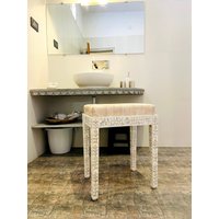 Handgemachter Perlmutt Inlay Hocker in Weißer Farbe, Der Mit Waschtisch Konsole, Spiegel, Zusammen Passen Kann von Divyaarts