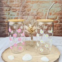 Trinkglas Mit Bambusdeckel Und Glasstrohhalm Gänseblümchen Trinkglas Mit Bambusdeckel Und Glasstrohhalm Gänseblümchen von DiyLudzifer