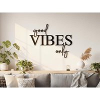 Holzschriftzug Good Vibes Only - Wanddeko Für Wohnzimmer, Büro & Jugendzimmer von DiyStudioKraft