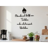 Holzschriftzug Manchmal Hilft Ein Törtchen Mehr Als Tausend Wörtchen - Wanddeko Mit Cupcake Für Küche & Esszimmer von DiyStudioKraft