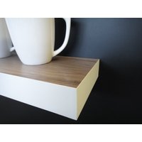 Floating-Regal Aus Walnuss-Weißholz Floating-Regal Aus Walnuss-Weißholz von DmsDesignTeam