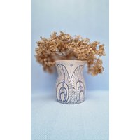 Handgetöpferte Blau Bemalte Vase, Eine Einzigartige Keramik Für Dein Homedecor Und Ein Schönes Handgemachtes Gastgeschenk, H 12cm von DoJao