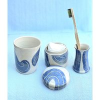 Handgetöpfertes Badezimmerdeko Set, Weiß Mit Blauer Welle, Zahnbürstenhalter, Zahnputzbecher, Dose Für Wattepads | Passend Zur Seifenschale Handgetöpfertes Badezimmerdeko Set, Weiß Mit Blauer Welle, Zahnbürstenhalter, Zahnputzbecher, Dose Für Wattepads | Passend Zur Seifenschale von DoJao