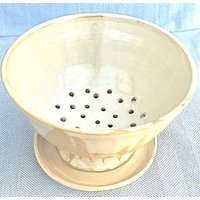 Schlichtes Handgetöpfertes Keramiksieb Zur Aufbewahrung Od. Zum Servieren Von Obst Und Gemüse, Eine Einzigartige Dekoration Für Deinen Tisch Schlichtes Handgetöpfertes Keramiksieb Zur Aufbewahrung Od. Zum Servieren Von Obst Und Gemüse, Eine Einzigartige Dekoration Für Deinen Tisch von DoJao