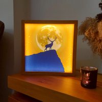 Hölzerner Hirsch Lichtkasten, Rustikale Led Nachtlampe, Tierfigur Lampe, Silhouette Kunst Geschenk Für Naturliebhaber von DoaWood