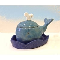 Keramik Blauwal Schatulle, Auf Bestellung, Schmuckbox, Schachtel Für Lebensmittel, Wal, Ozean, Meer, Blau, Weiß von DobrCeramics