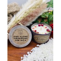 Eine Kleine Umarmung Für Dich - Lustige Personalisierbare Premium Duftkerze Mit Verschiedenen Dekoren Handgemacht Aus Dem Südschwarzwald Eine Kleine Umarmung Für Dich - Lustige Personalisierbare Premium Duftkerze Mit Verschiedenen Dekoren Handgemacht Aus Dem Südschwarzwald von DochtFreunde