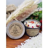 Luxus Camping. Duftkerze Für Den Camping Urlaub. Personalisiert. 100% Handgegossen Und Handbesetzt Das Camping Outdoor Luxus Camping. Duftkerze Für Den Camping Urlaub. Personalisiert. 100% Handgegossen Und Handbesetzt Das Camping Outdoor von DochtFreunde