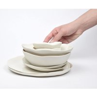 Speiseset Für 4 Personen, 16 Stück Weiße Porzellan Teller Und Schalen, Handarbeit in Italien, Studiokeramik Auf Bestellung von DodiciSessanta